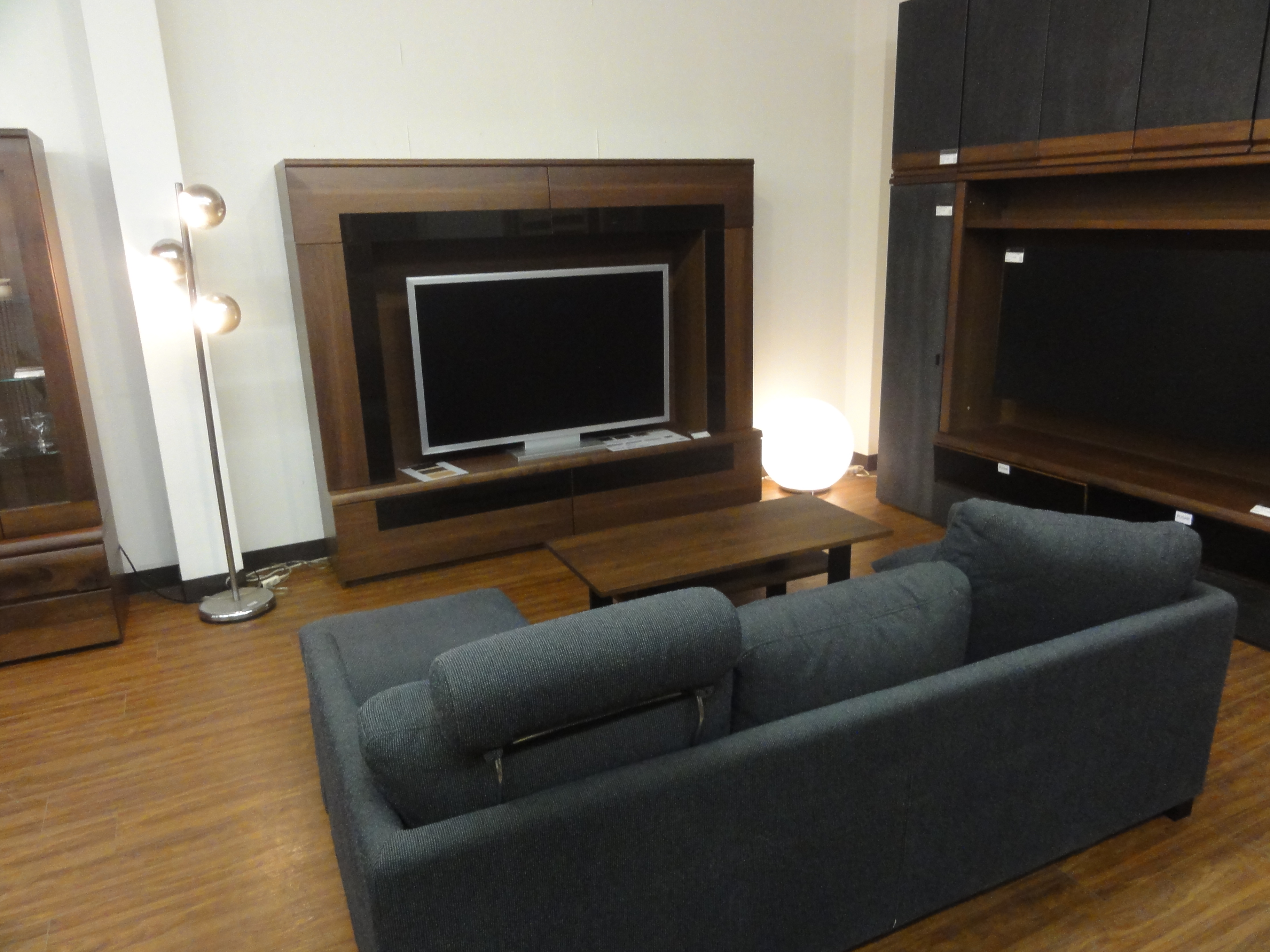 テレビ台とソファー
