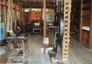 導入された初期の木工機械　出典元：「ふるさと再発見！大川木工まつり2015ガイドブック」