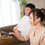 テレビを観る夫婦