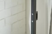 取手はネジとドライバーで取り付け