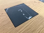 素材の特性や商品製造の過程でセラミックと木材の接着面に隙間及び段差がございます(※画像120ダイニングテーブル　WONA色)