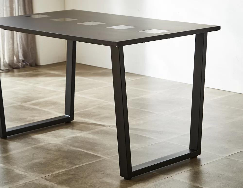 テーパー脚でスタイリッシュに(※画像は幅120 ㎝ダイニングテーブル WODB 色)