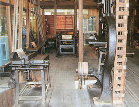 榎津長町の松本箪笥店に設置された木工機械