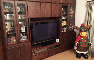 家族の思い出の写真が飾られた津市Y.A様のテレビボードとクリスマストナカイのオブジェ
