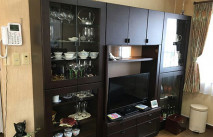 グラスや食器が飾られた松江市A.F様の壁面収納型テレビボード