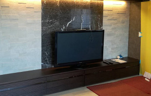 石張り・タイル張りの壁面と調和する弘前市A.T様の幅200cmのテレビボード
