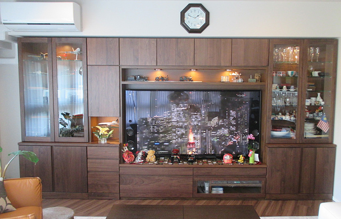 グラスや食器や様々なコレクションが飾られたうるま市A.U様の壁面収納型テレビボード