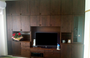 壁面いっぱいに設置された墨田区A.Y様の壁面収納型テレビボード