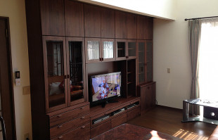リビングに設置された厚木市T.G様の大川家具のテレビボード