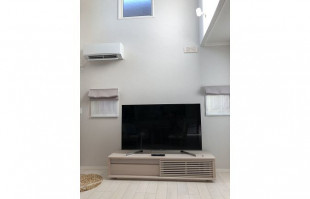 大川家具のテレビボードと窓カーテンとエアコンのコーティネート(太陽家具)