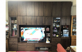 フォトフレームやコーヒーメーカーが設置れた大川家具のテレビボード(LEEPH)