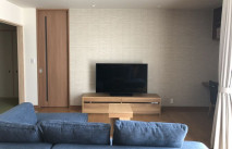 大川家具のテレビボードに調和するサイドテーブルとソファ(セイコーヴィーバス)