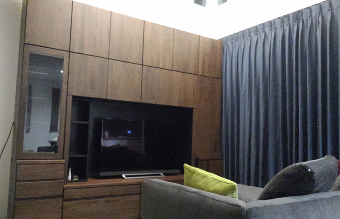 大川家具の無垢テレビボードとソファのコーディネート(リビングハウス豊洲店)