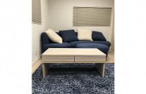 大川家具の無垢リビングボードとソファ・ラグ・クッションのコーティネート例(フツーラ)