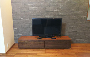 石張り調の壁面と大治町M.K様の大川家具のテレビボード(オーキタ家具)