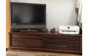 プリンターとシーサーの焼物が設置された大川家具のテレビボード(富士家具)