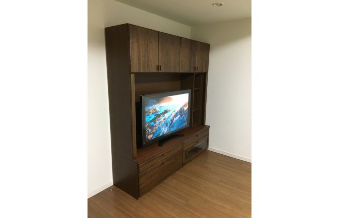 大川家具の壁面収納型テレビボードとフローリング
