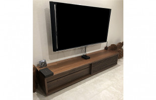 壁掛けテレビと大川家具の無垢テレビボード(近新)