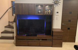 ドアや建具とウォールナット系でコーディネートされた大川家具のテレビボード(リビングハウス吉祥寺店)