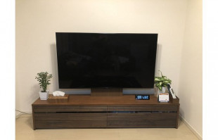 置時計や観葉植物が設置された壁掛け対応の大川家具のテレビボード(近新近江大橋店)
