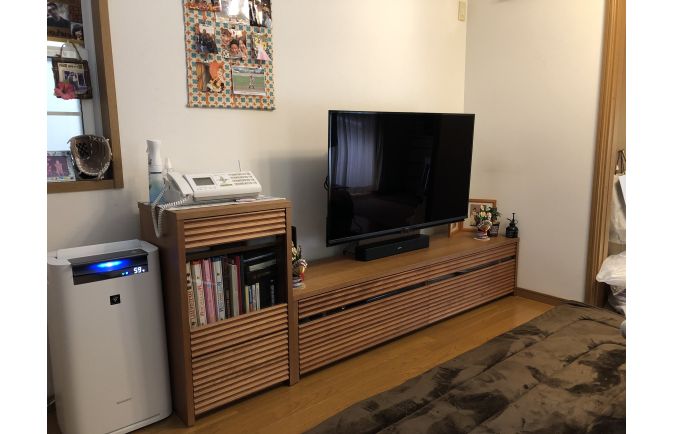 Fax電話や小物が設置された大川家具の無垢テレビボードとキャビネット(オーキタ家具)