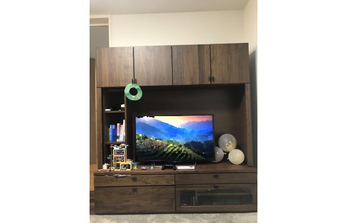 楽しそうなお子様の玩具や作品が飾られた大川家具の無垢テレビボード(大塚家具)