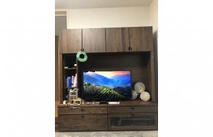 楽しそうなお子様の玩具や作品が飾られた大川家具の無垢テレビボード(大塚家具)