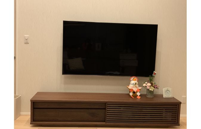 門松と鏡餅か飾られたウォールナット色の大川家具のテレビボード(太陽家具)