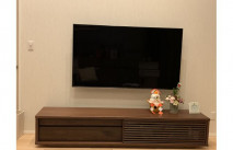 門松と鏡餅か飾られたウォールナット色の大川家具のテレビボード