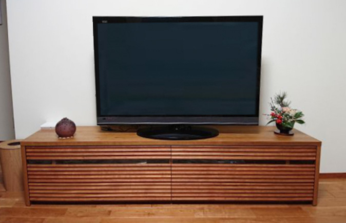 季節の飾り物を設置した大川家具の無垢テレビボード(オーキタ家具)