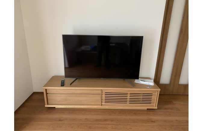 建具やフローリングと統一感のあるオークナチュラル色の大川家具のテレビボード(太陽家具)