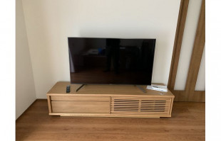 建具やフローリングと統一感のあるオークナチュラル色の大川家具のテレビボード(太陽家具)