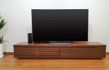 WiFiルータが天板に置かれたウォールナット色の大川家具のテレビボード(オーキタ家具)