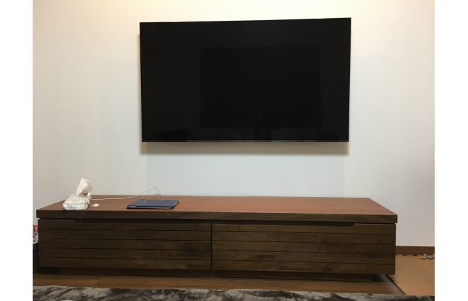 壁掛けテレビと大川家具の無垢テレビボード