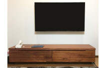 壁掛けテレビと大川家具の無垢テレビボード(ルームズ大正堂鶴ヶ峰店)