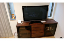 テレビを設置した大川家具の天然木サイドボード