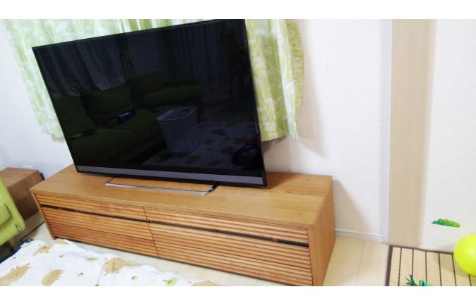 淡い緑でコーディネートされたリビングと大川家具のテレビボード