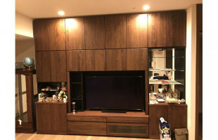 ダウンライトに照らされた大川家具の無垢テレビボード(リビングハウス堀江店)