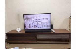 置時計が設置されたウォールナット色の大川家具のテレビボード(府中家具の館)