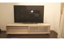 ダークな床材に映えるオークホワイト色の大川家具のテレビボード