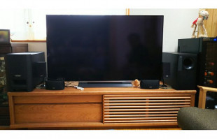 スピーカー等のサウンドシステムを収納した大川家具のテレビボード(ルームズ大正堂)