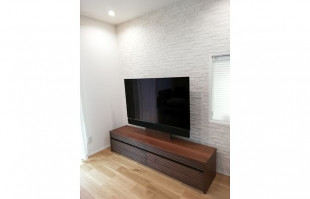 ウォールナット色がアクセントとなる壁掛け対応の大川家具テレビボード(オーキタ家具)