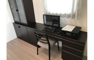 パソコンとプリンターを備えた大川家具のサイドボードとガラスキャビネット