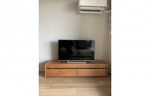 大川家具の無垢テレビボードと白いエアコン(ルームズ大正堂)