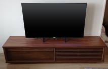 リビングのアクセントになるウォールナット色の大川家具テレビボード(太陽家具徳山店)