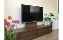 観葉植物とお花と調和する大川家具の無垢テレビボード(オーキタ家具)