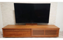 レンガ調の壁面に設置された大川家具のテレビボード(太陽家具)