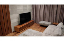 ソファ・カーテン・壁面にアクセントになる大川家具のテレビボード
