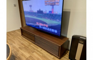 空気清浄機が横に設置されたウォールナット色の大川家具のテレビボード(フツーラ)