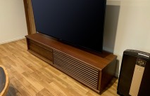 空気清浄機が横に設置されたウォールナット色の大川家具のテレビボード(フツーラ)